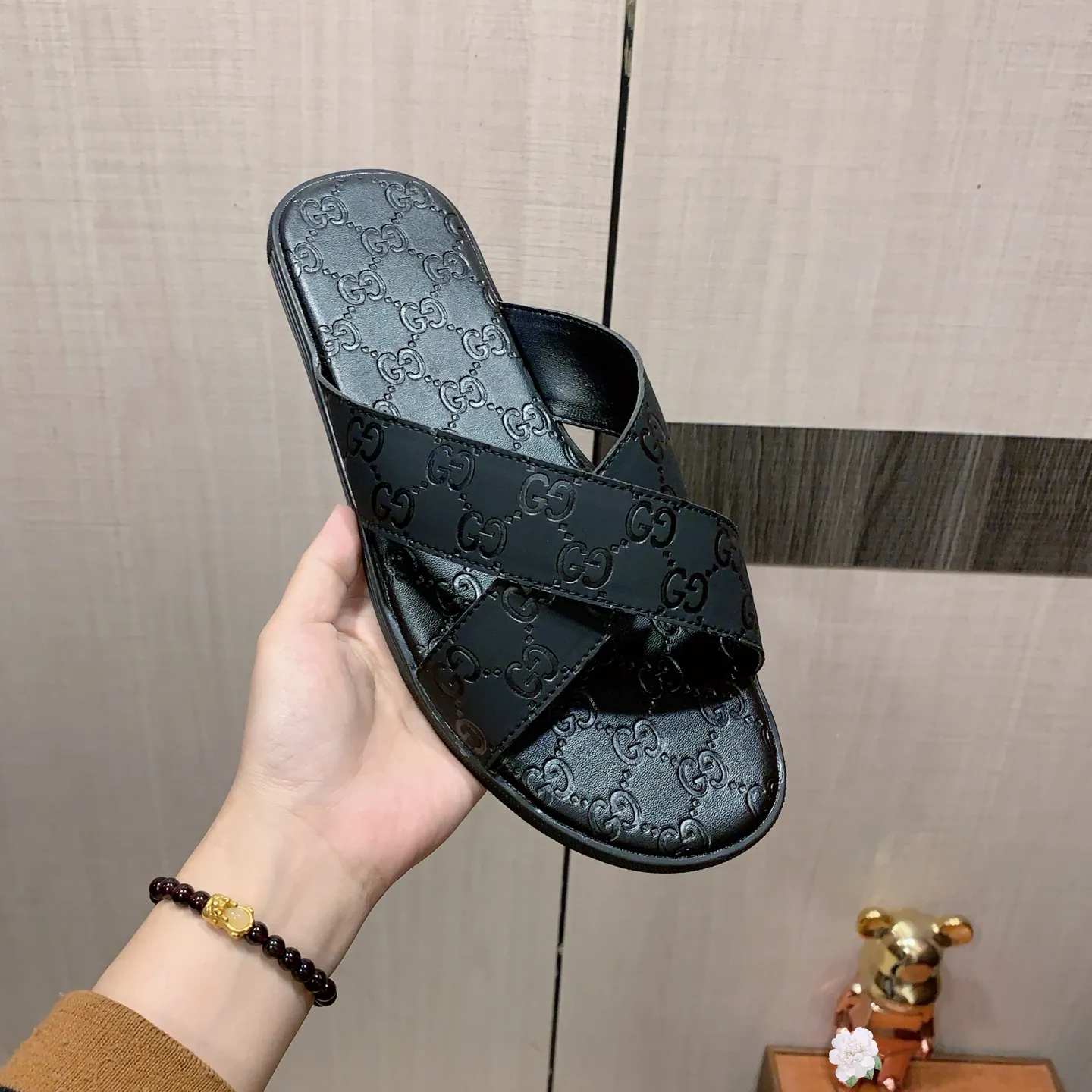 Slippers: New model: Factory price: 240💰💰🎩🎩🔥🔥《 Gucci* 》Series of slippers top purchasing agent🔍🔍Sold simultaneously for men, original Italian imported webbing made of selected cowhide, exquisite workmanship,), sole: (super comfortable) original factory special sole, ⚠️exclusive double-layer movable molded sole super comfortable⚠️, real shot🎬the real thing is more beautiful🔍🔍266 regular code 38-45,